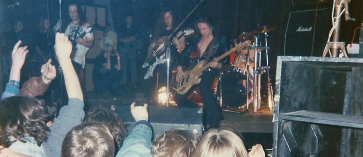 Acid Drinkers na scenie. Zdjęcia z koncertu w 1993 roku - Zdjęcie główne
