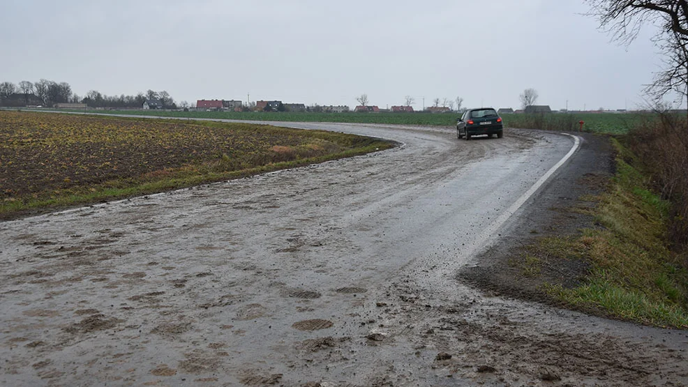 To skandal! Tak nie może być!  Za Czachorowem gruba warstwa błocka zalega na zakręcie  - Zdjęcie główne