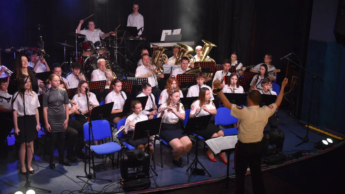 Przewodniczącemu gostyńskiej rady miejskiej "nóżka sama skakała". Patriotyczny koncert gostyńskiej orkiestry dętej - Zdjęcie główne