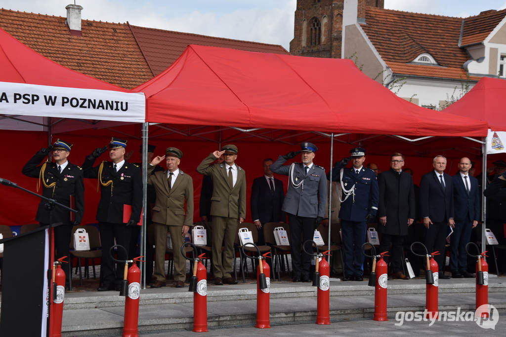 Gostyń. Podczas uroczystego apelu komendant powiatowy PSP brygadier Tomasz Banaszak wręczył nowy sztandar dowódcy pocztu sztandarowego 