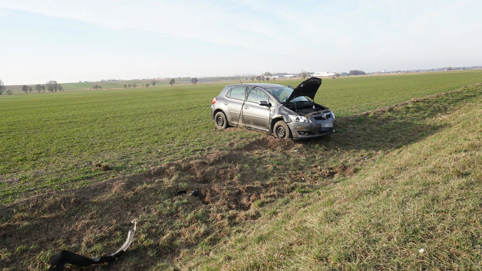 Kolizja dwóch aut na drodze z Krobi do Gostynia. Kobieta zakończyła podróż na polu [ZDJĘCIA] - Zdjęcie główne