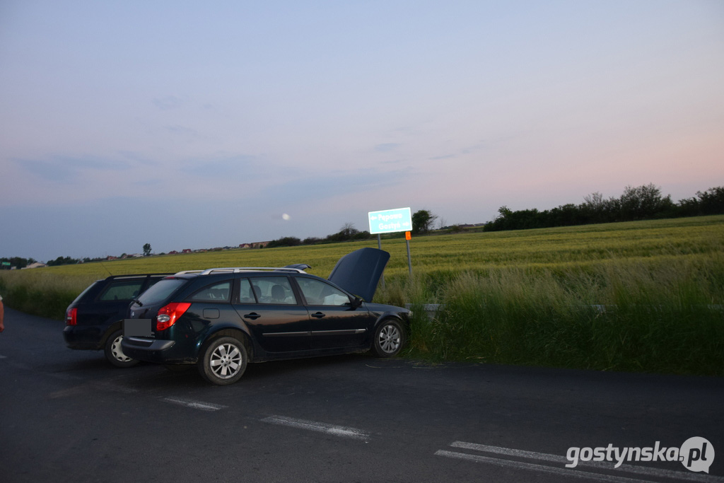 W kolizji wzięły udział 2 pojazdy, oba odtransportowała laweta.