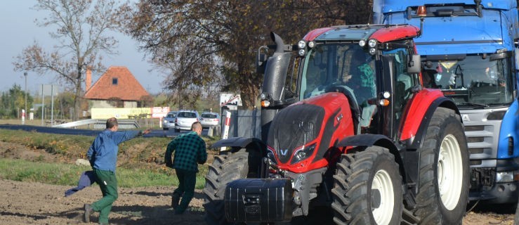 Ściął znaki i wjechał ciężarówką do rowu - Zdjęcie główne