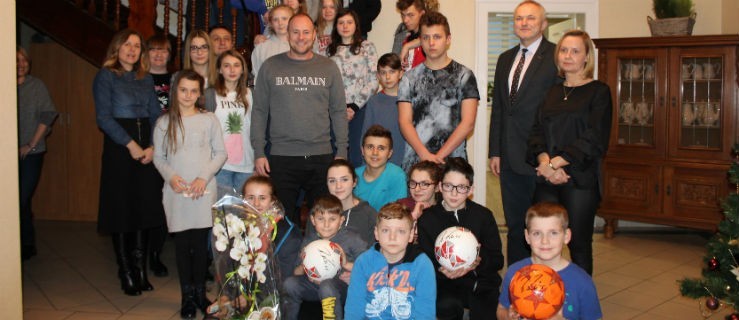 Piłkarz odwiedził dom dziecka - Zdjęcie główne