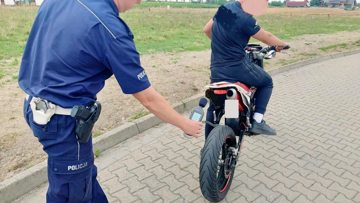 Kontrola w Krobi. Nieletni bardzo hałasowali na motorowerach. Gostyńscy policjanci zatrzymali dowody rejestracyjne - Zdjęcie główne