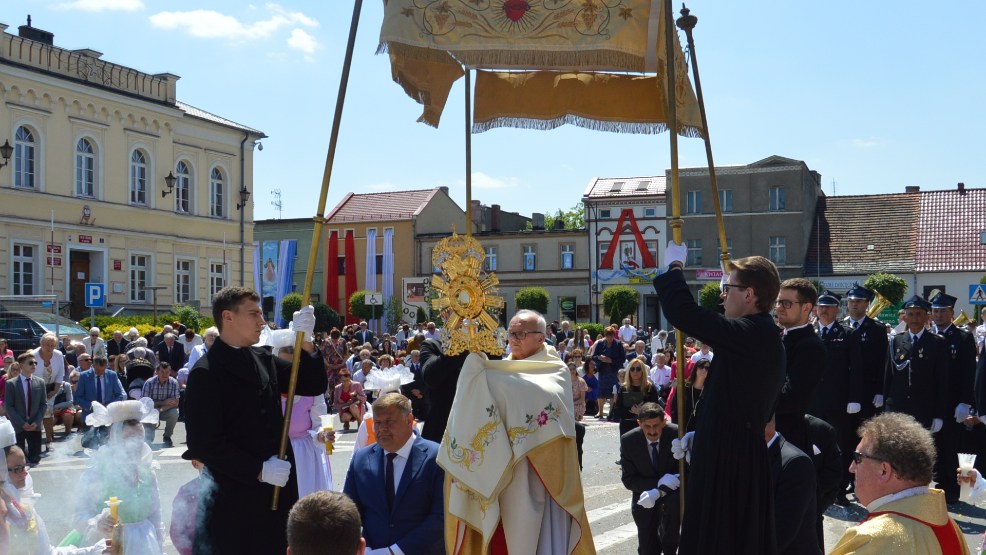 Uroczystość Bożego Ciała w Krobi. Procesja do czterech ołtarzy - Zdjęcie główne