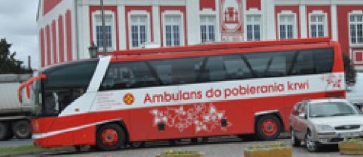 Ambulans do poboru krwi na targowisku - Zdjęcie główne