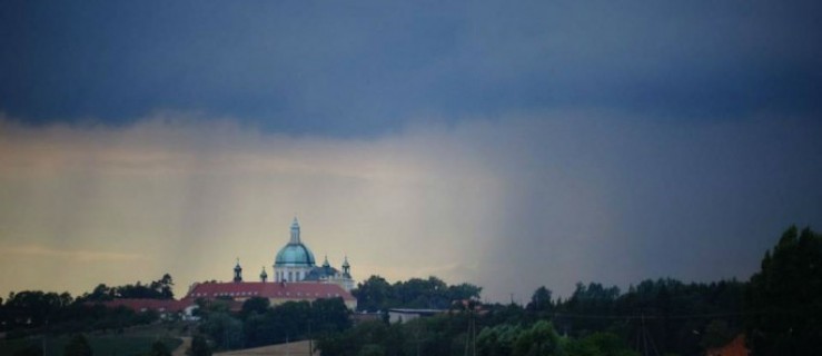 Chmury i deszcz znów postraszyły. Ulice zalane - Zdjęcie główne