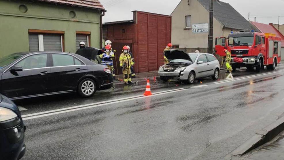 23-latek wjechał w mercedesa, bo szukał... papierosów - Zdjęcie główne