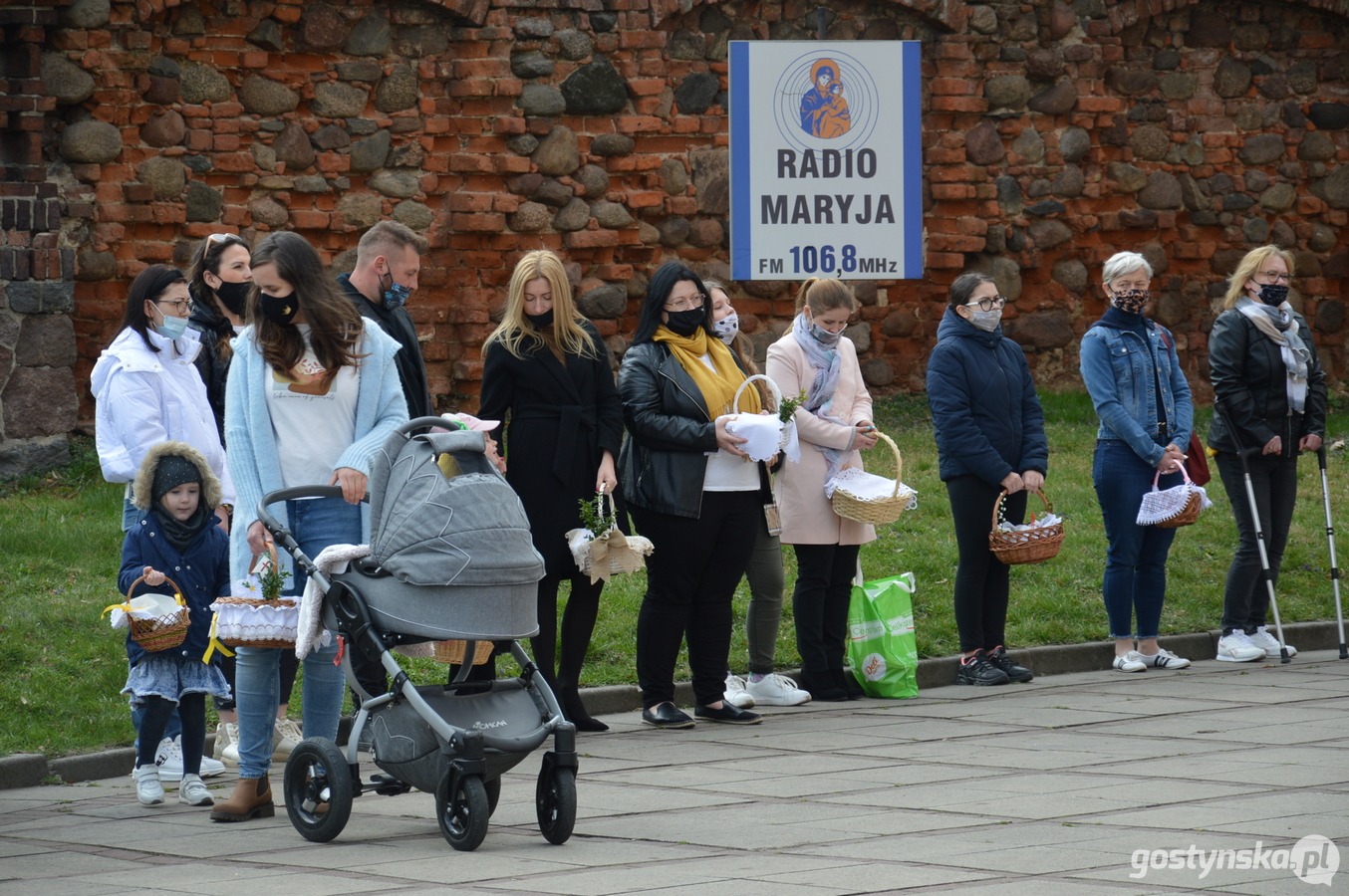 Krobia. Prymas Polski abp Wojciech Polak zachęcał do tego, by w związku z epidemią "kultywować dobry zwyczaj" święcenia pokarmów w domu, który rozpoczął się w zeszłym roku. Część wiernych wolała jednak uczestniczyć w bardziej tradycyjnej święconce