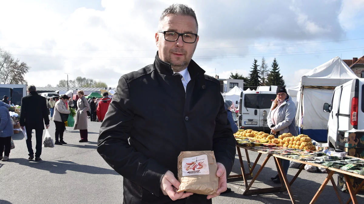 Kwiaty dla mieszkańców na urodziny miasta. Akcja gminy ciepło przyjęta przez mieszkańców