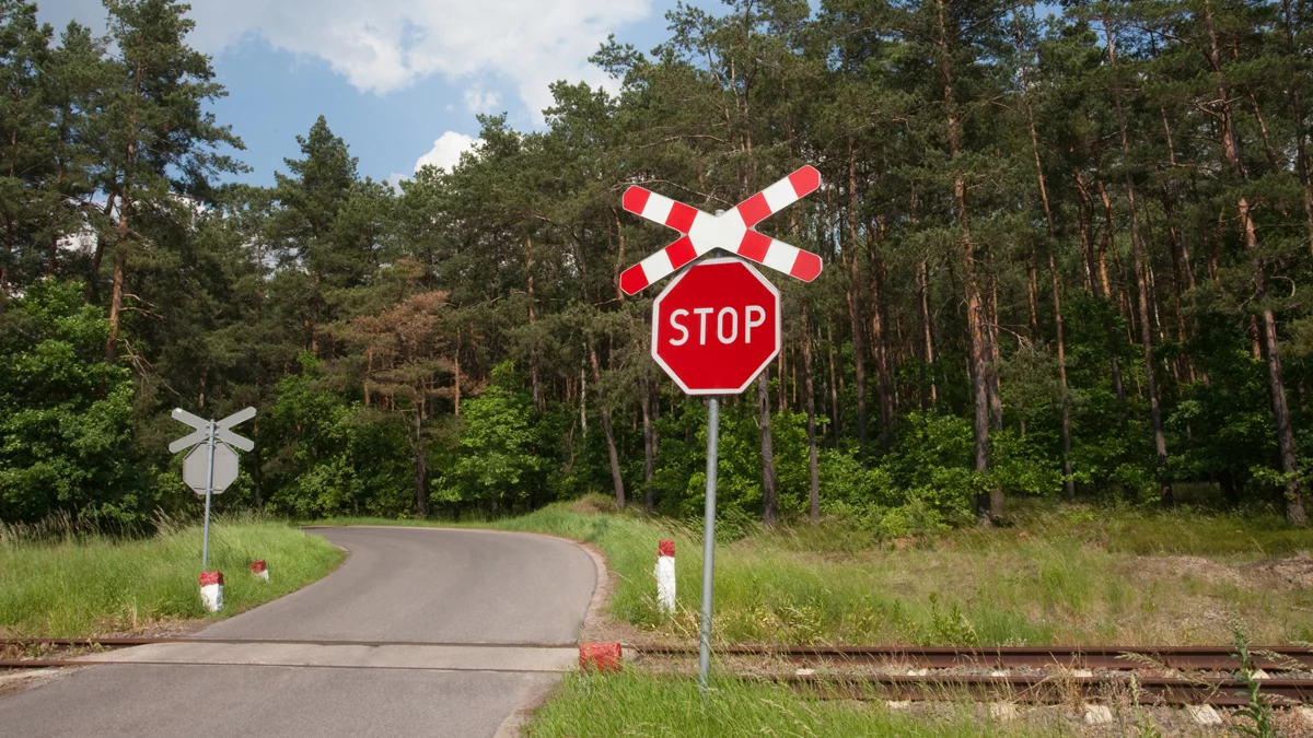 Likwidują znaki STOP - to nie żart. Zmiana organizacji ruchu na przejazdach kolejowych w powiecie gostyńskim - Zdjęcie główne