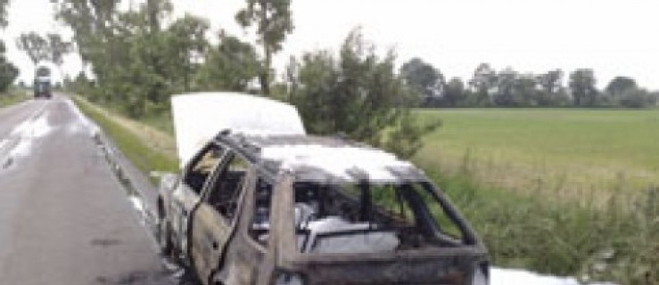 Auto spłonęło, kierowca żyje - Zdjęcie główne