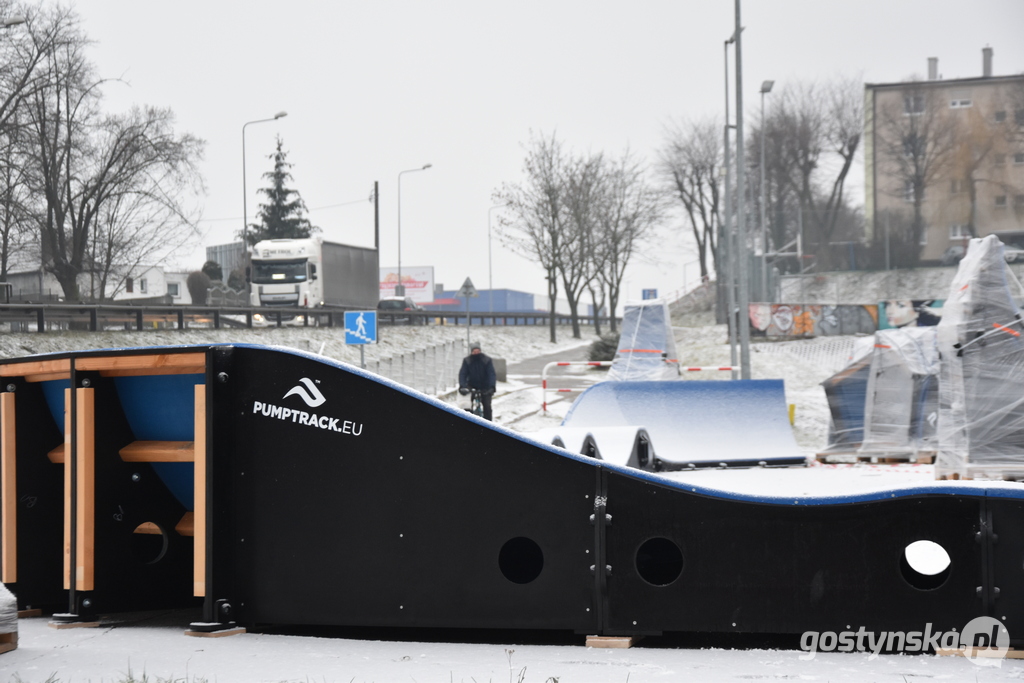 Gostyń. Montaż pumptracka na wałach przy ul. Leszczyńskiej