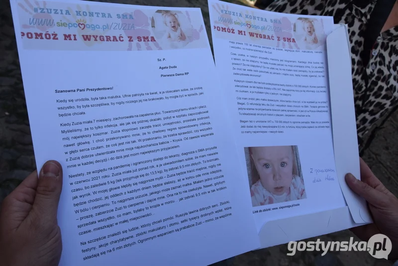 Smogorzewo. Strażaka z OSP Tarce przywitali i pożegnali nie tylko mieszkańcy Smogorzewa, w tym Zuzia z rodziną czy wolontariuszki komitetu społecznego Zuzia kontra SMA, ale także przykładowo pojawiły się panie z Koła Gospodyń Wiejskich w Masłowie, które aktywnie wspierają zbiórkę dla Zuzi oraz innych potrzebujących dzieci
