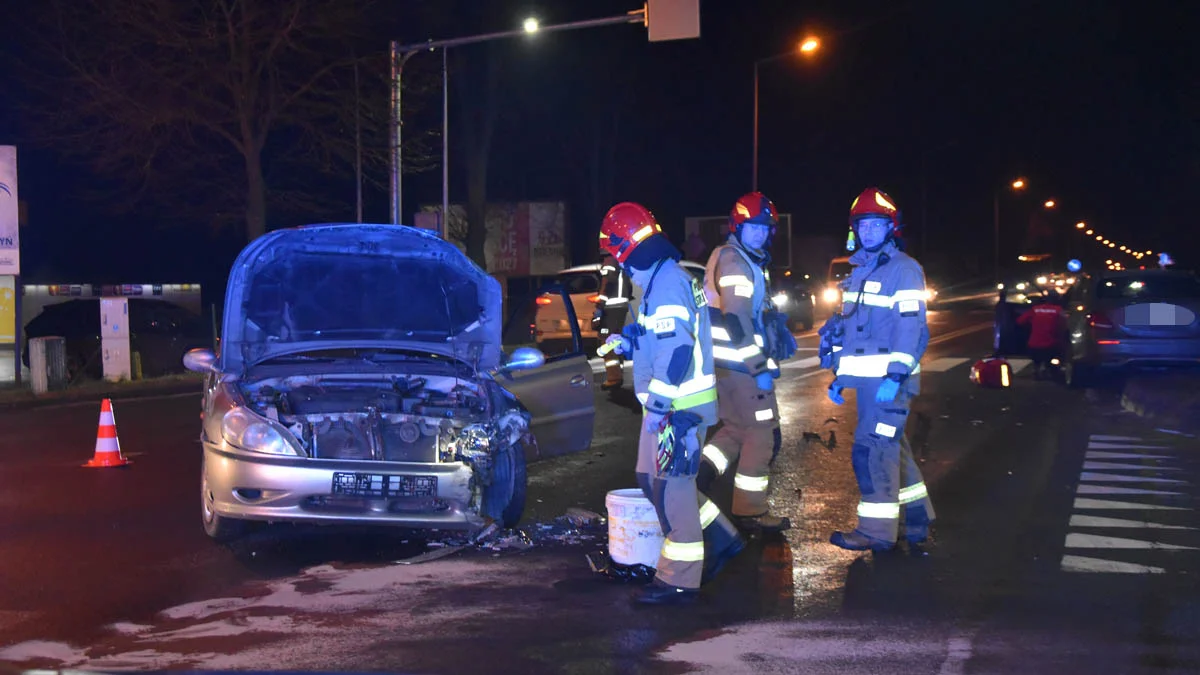 Zderzenie samochodów na DK12 w Gostyniu. Kobieta jest w szoku - Zdjęcie główne