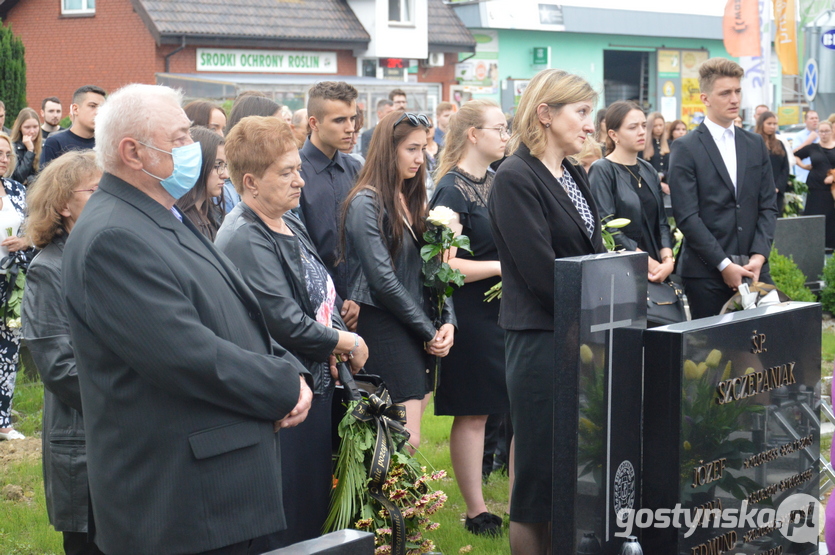 Krobia. Świętej pamięci Mariusz Ruta pochodził i mieszkał w Pudliszkach, dlatego msza pogrzebowa odbyła się w tamtejszym kościele pw. Matki Boskiej Częstochowskiej. Natomiast zmarły, któremu w ostatniej drodze towarzyszyli najbliżsi, koleżanki i koledzy nauczyciele, samorządowcy, uczniowie i absolwenci ZSOiZ oraz mieszkańcy Krobi, Pudliszek i okolicy, spoczął w rodzinnym grobie na cmentarzu parafialnym w Krobi