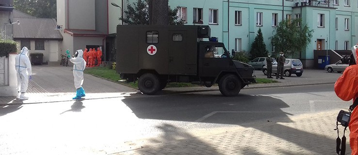 Żołnierze przewożą chorych mieszkańców z domu pomocy do szpitala - Zdjęcie główne