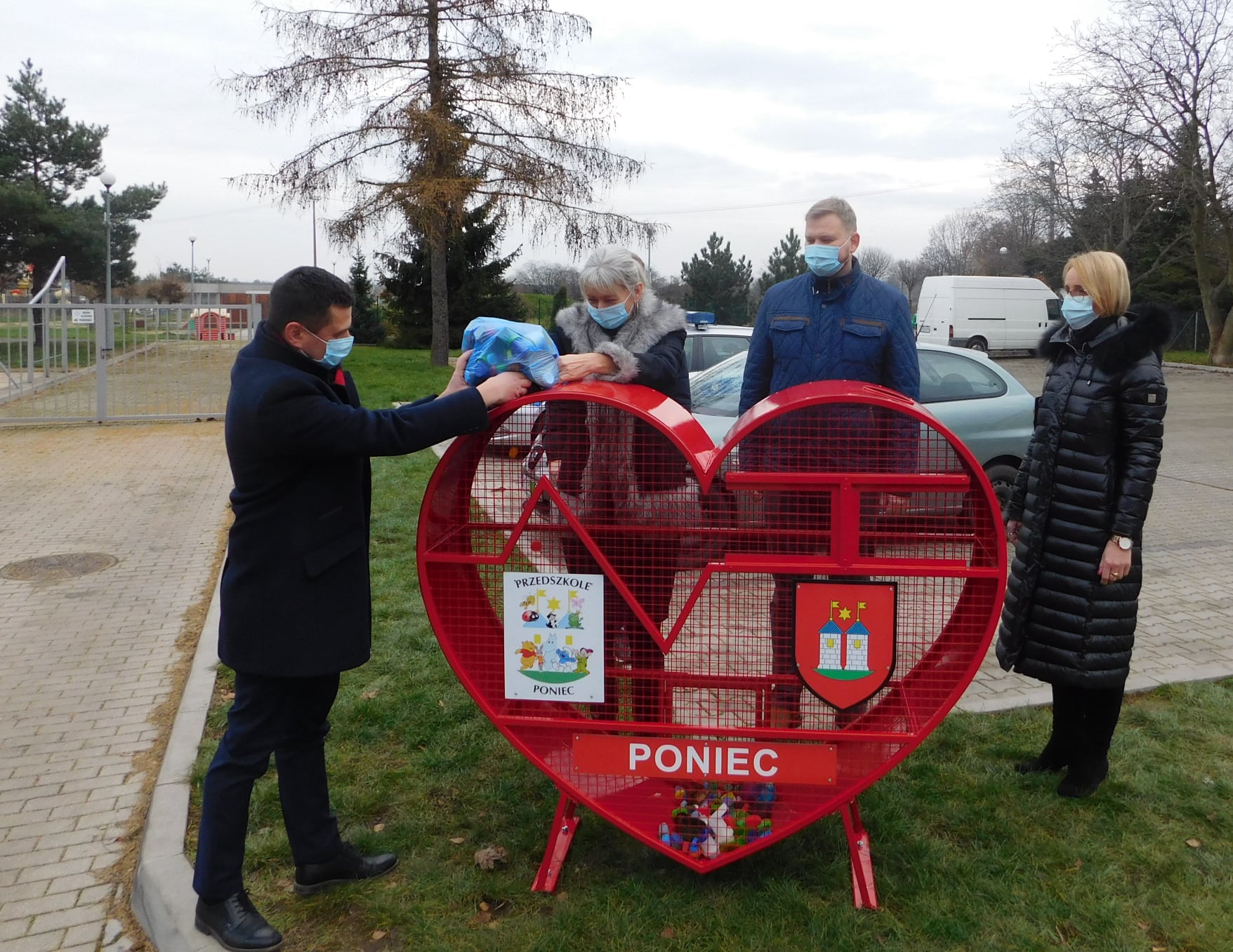 Serce przed Przedszkolem Samorządowym w Poniecu