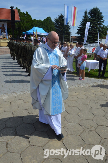 Święta Góra. Biskup Robert Włodarczyk pobłogosławił przyniesione na dożynki powiatowe plony: zboża, nasiona i zioła