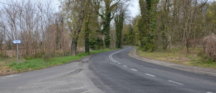 Po lewej chodnik, po prawej ścieżka - Zdjęcie główne