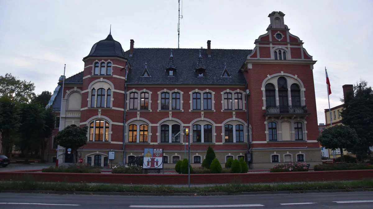 Praca przy staroście w inwestycjach. Nagrody jubileuszowe, trzynastki, dodatki specjalne. Czego chcieć więcej?