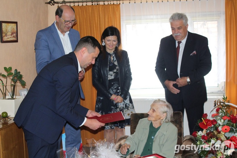 - Gratulujemy osiągnięcia tak pięknego a rzadkiego w ludzkim życiu wieku. Dziękujemy za wszelkie trudy i owoce minionych 100 lat życia ciesząc się z panią tak wyjątkowymi urodzinami życzymy zdrowia i pogody ducha, błogosławieństwa bożego i opieki Matki Bożej na dalsze lata spędzone w gronie rodziny i bliskich - mówił burmistrz Jacek Widyński, składając życzenia pani  oraz przekazując  pamiątkowy grawerton.