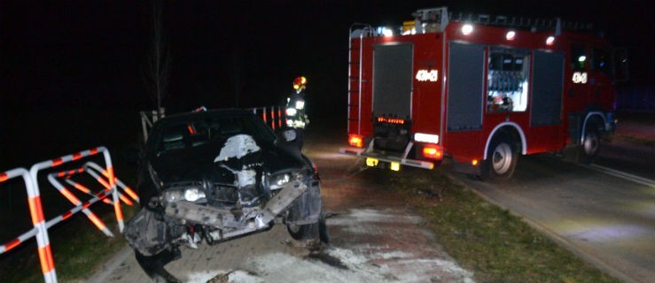 Wpadł na chodnik i zniszczył lampy. Policja szukała kierowcy - Zdjęcie główne