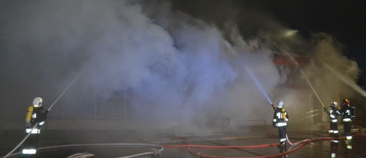 Potężny pożar pawilonu. Kilka jednostek straży walczy z pożogą - Zdjęcie główne