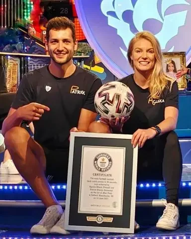 Agnieszka “Aguśka” Mnich to dwukrotna mistrzyni świata oraz Europy w freestyle’u piłką futbolową. Jest profesjonalną kobietą-freestylowcem od 7 lat. 10 czerwca 2021 roku Agnieszka wraz z Patrickiem Bäurer podali sobie piłkę szyją 24 razy w ciągu 30 sekund i tym samym ustanowili rekord Guinnessa.