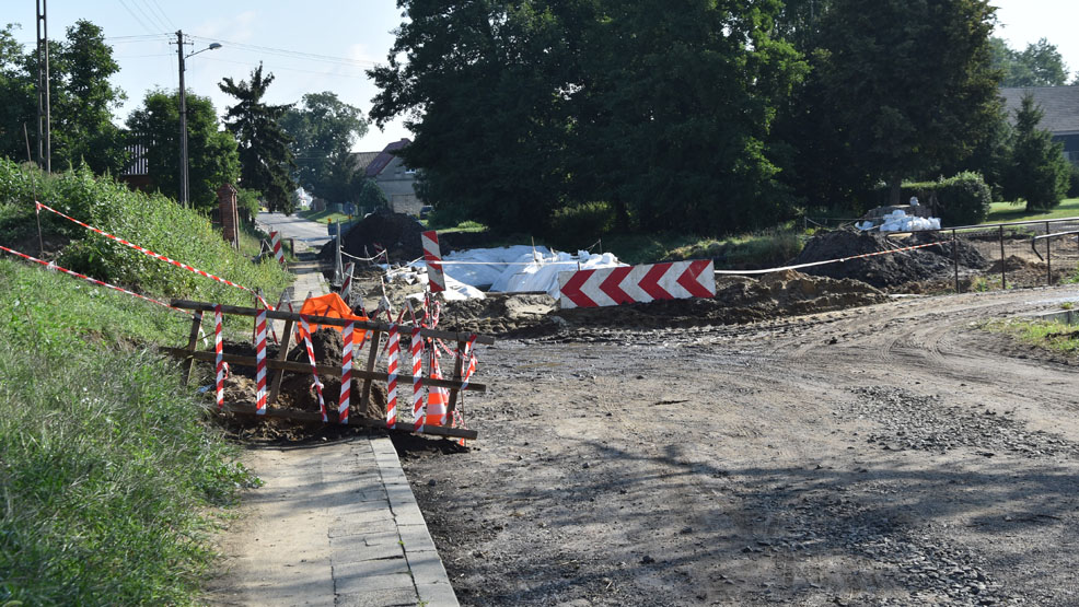 Zamknięto drogę i zrobił się problem  Czy dzieci z Brzezia (gmina Gostyń) do szkoły dojadą z opóźnieniem? - Zdjęcie główne