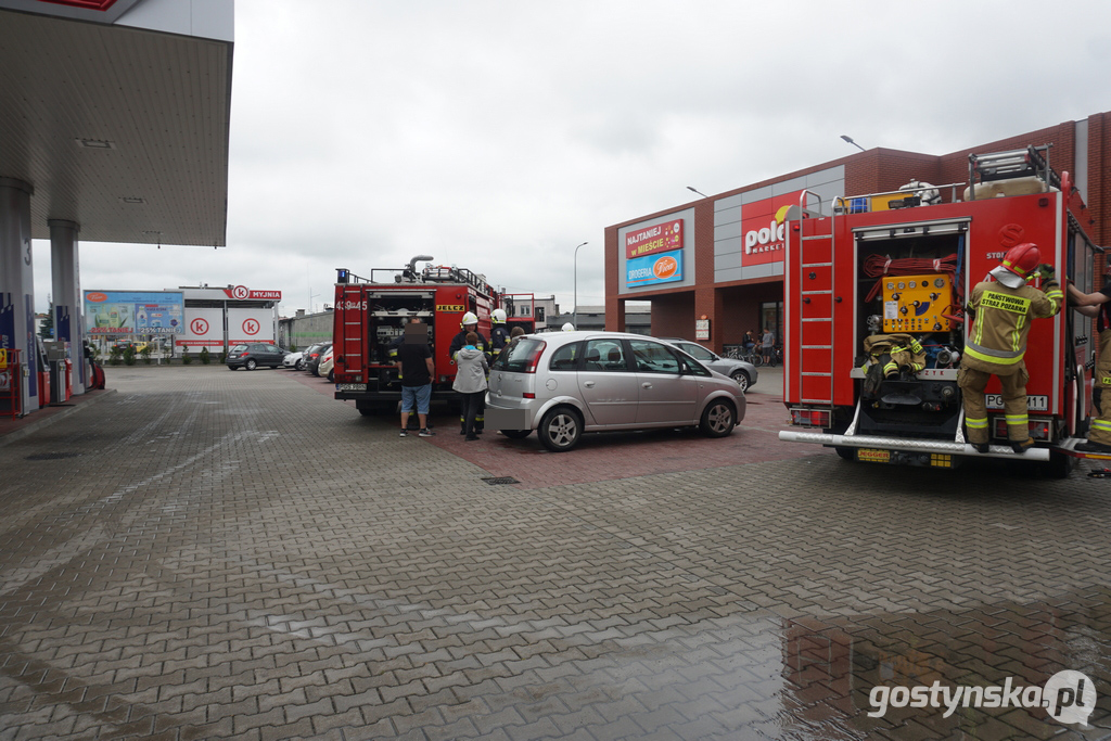 Pożar mercedesa w pobliżu marketu w Piaskach.