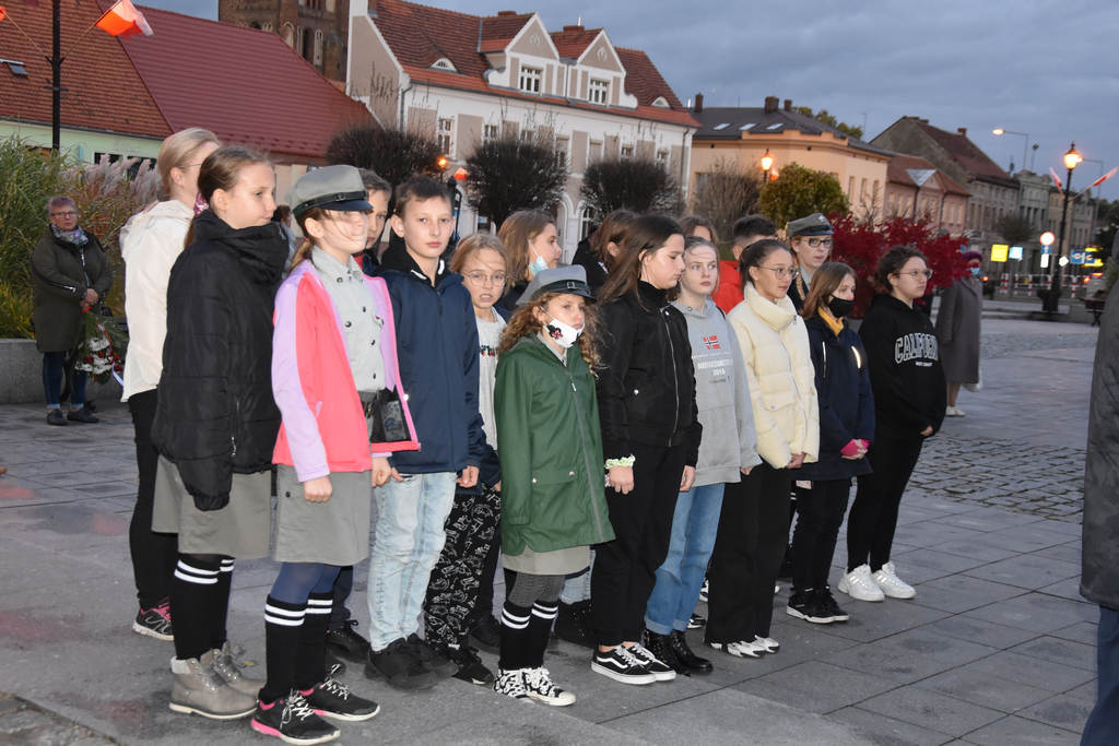 Gostyń. Obchody 82. rocznicy rozstrzelania przez Niemców 30 obywateli miasta Gostynia i okolicy. Składanie wieńców pod Pomnikiem Rozstrzelanych