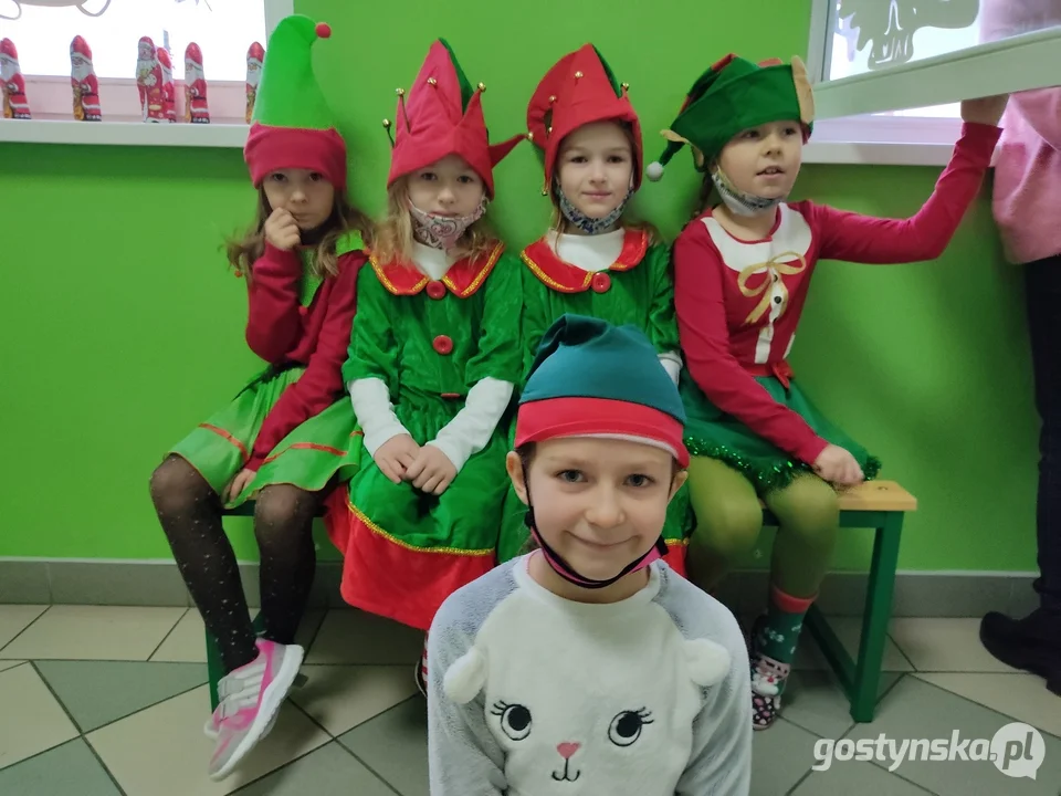 Szkoła Podstawowa w Kunowie . Święty Mikołaj uczniom rozdawał upominki przez okno