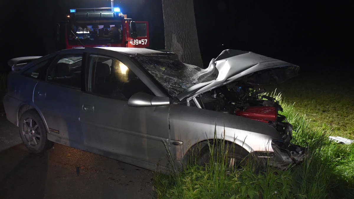 Tragedia na drodze. Wyjechał z domu, a po chwili uderzył w drzewo. Kierowcą zajęli się strażacy