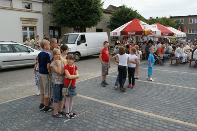  Bawili się na piaskowskim rynku - Zdjęcie główne