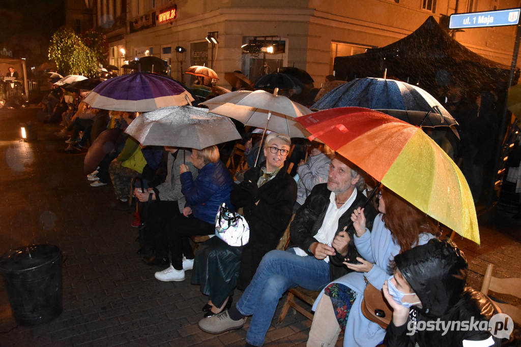 Gostyń. Spektakl plenerowy przed zabytkową kamienicą