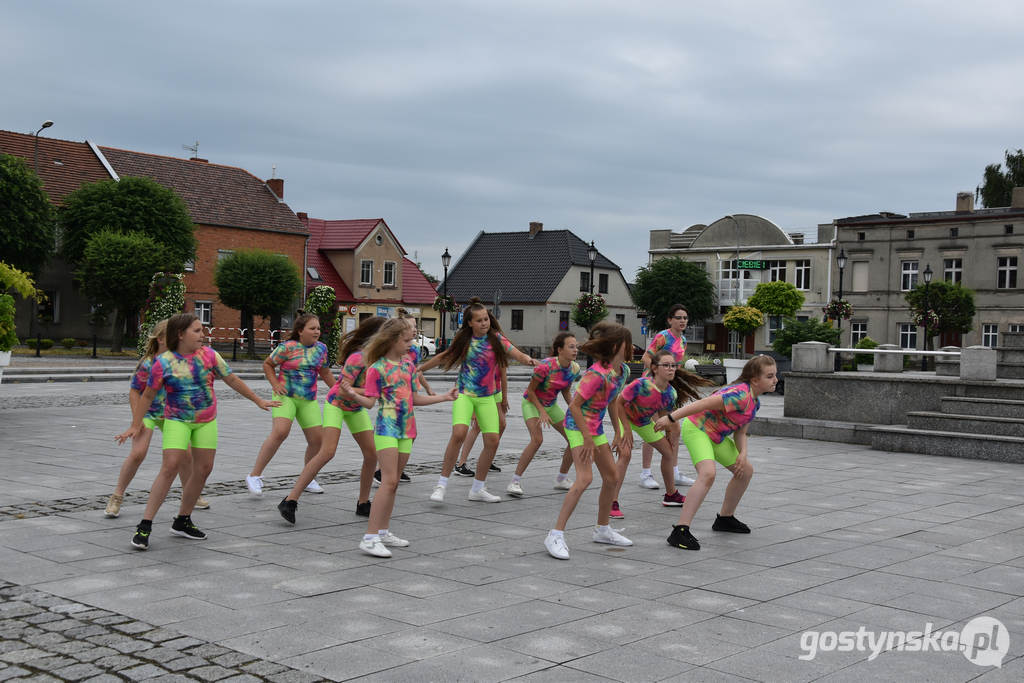 Gostyń. Zakończenie sezonu w szkole tańca Desperado. Podopieczni wraz z dorosłymi mieszkańcami tańczą "Jerusalema" w Wituś DANCE CHALLENGE 