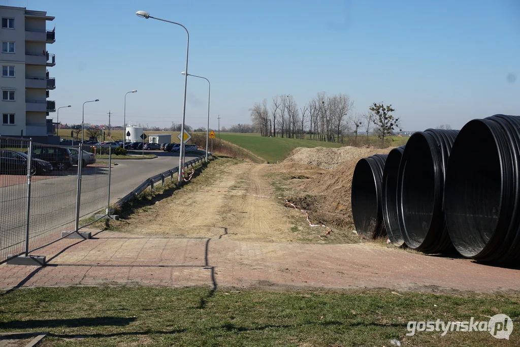 Problematyczne rury przy ul. Górnej zostały. Czy są zabezpieczone?