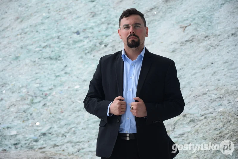 Poniec. Łukasz Busz przejął firmę po ojcu w 2019 roku. - Wszystko smutnie się zbiega, bo ojciec zmarł 31 maja i nie wyobrażam sobie, żebyśmy w rocznicę jego śmierci mieli zamykać rodzinną firmę. Chociaż miałbym do ostatniej kropli krwi iść to nie popuszczę firmy, nie odpuszczę walki - deklaruje prezes Huty Szkła GLOSS w Poniecu.