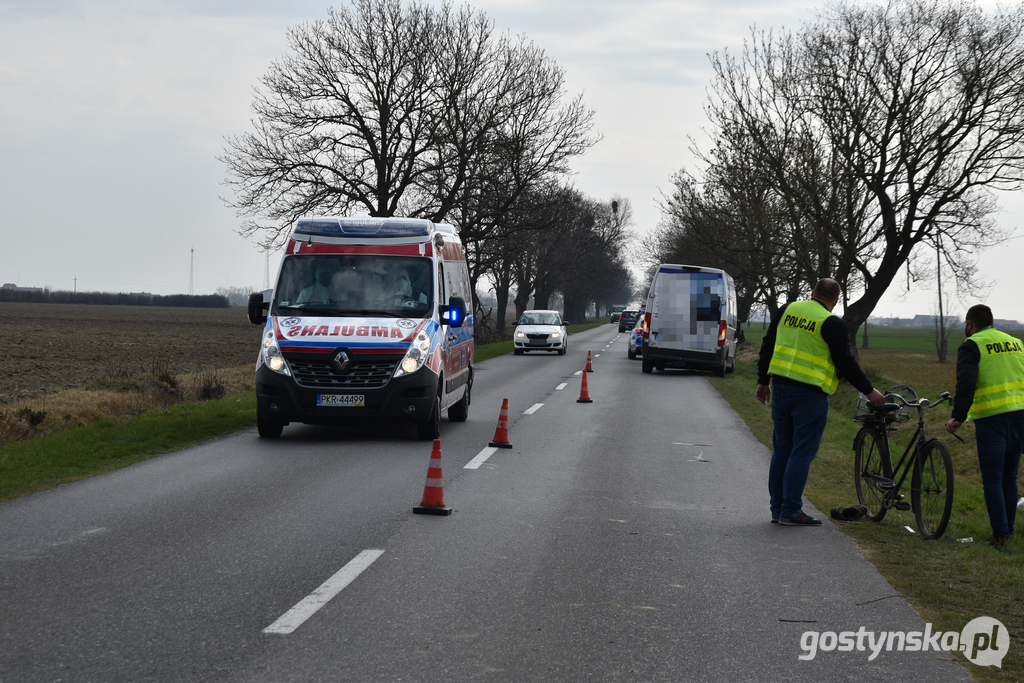 Na prostym odcinku drogi pomiędzy Bielawami Pogorzelskimi a Elżbietkowem doszło do potrącenia rowerzysty przez samochód. Nieprzytomny mężczyzna został przetransportowany śmigłowcem LPR do szpitala w Jarocinie