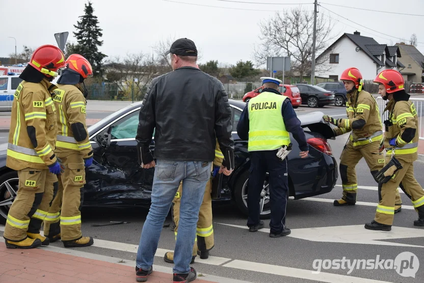 Gostyń. - Jechałem prosto i nagle nie wiem, czemu dziewczyna wyjechała mercedesem z drogi podporządkowanej. Nie zdążyłem wyhamować, to była dosłownie chwila moment i uderzyłem w drzwi tego samochodu - opowiadał młody mężczyzna kierujący audi A6, które uczestniczyło w zderzenie pojazdów na skrzyżowaniu ul. Europejska i Nad Kanią.