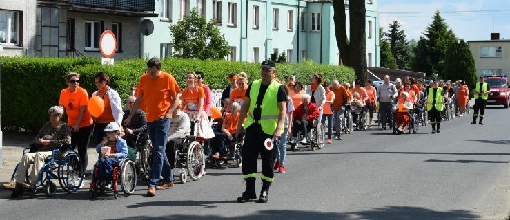 Pomarańczowy marsz przeszedł przez wieś - Zdjęcie główne