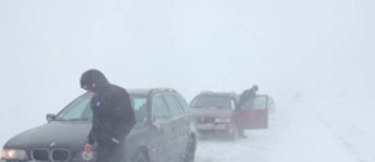 Śnieg utrudnia poruszanie się po drogach - Zdjęcie główne