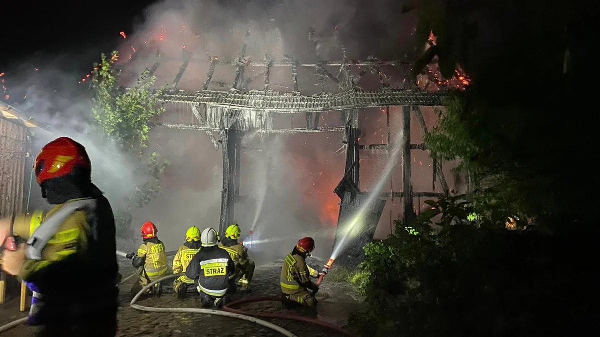 Ogień w stodole w Krobi. Całkowicie spłonął budynek, płody rolne i maszyny rolnicze - Zdjęcie główne