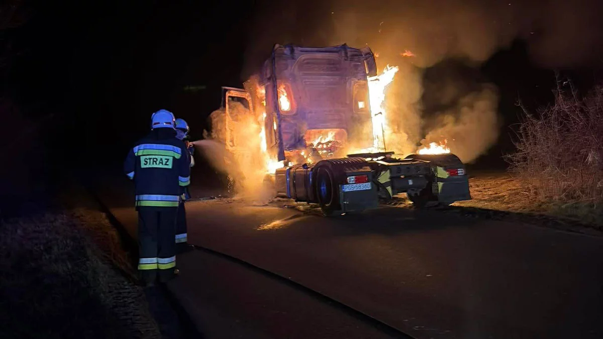 Nocny alarm do pożaru. Spłonął ciągnik. Co z kierowcą?