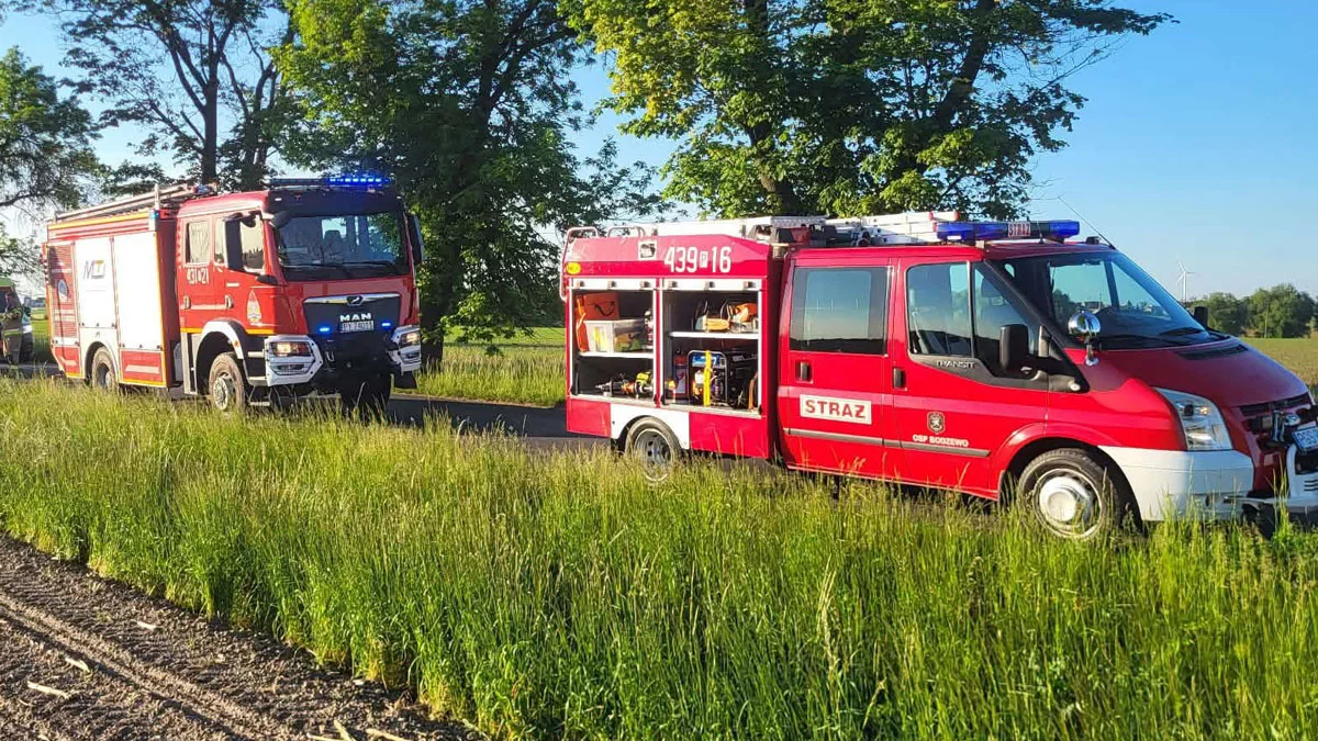 Ciężarówka z betonem runęła do rowu. Niebezpieczny wypadek na wąskiej drodze w regionie