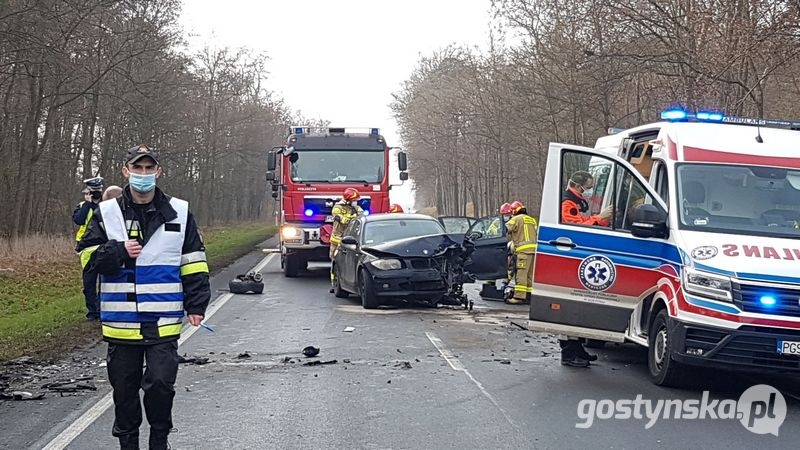 Zderzenie na trasie Gostyń-Piaski. Policja kieruje ruchem - Zdjęcie główne