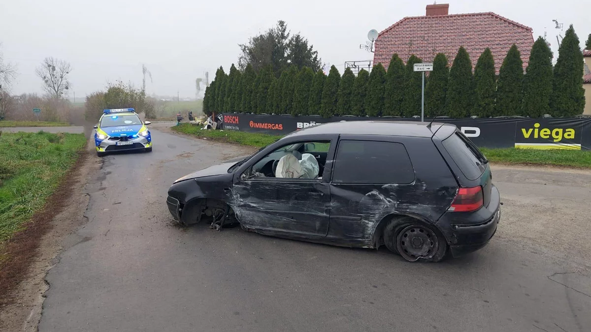 W Ziółkowie kierowca uderzył w betonowy płot i budynek gospodarczy - Zdjęcie główne