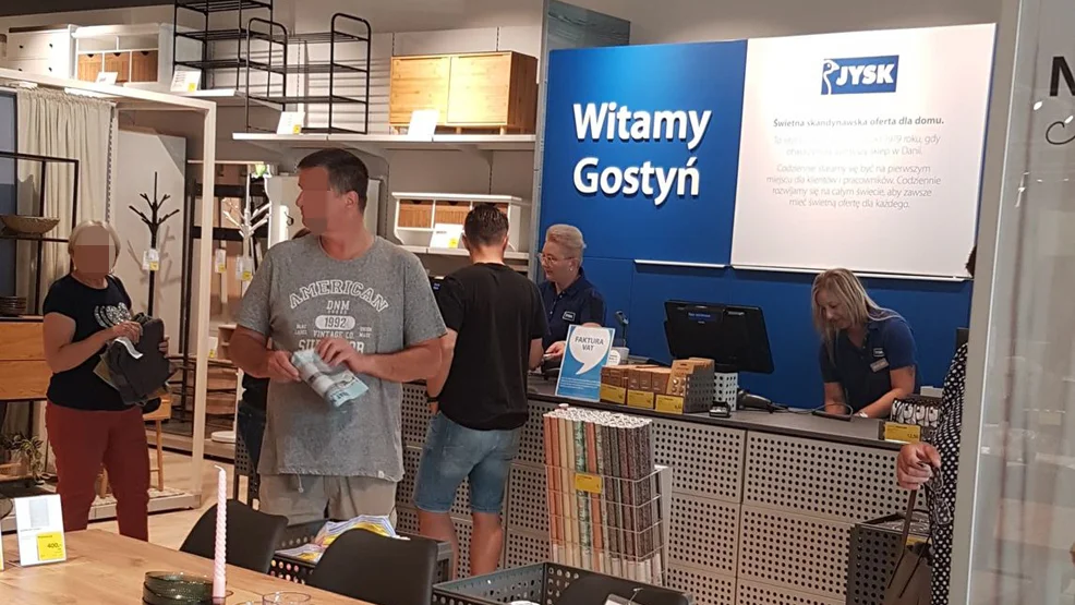 Sieć Jysk zawitała do Gostynia. Nowy pawilon otwarty. Klientów witał kierownik - Zdjęcie główne